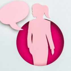 Silhouette einer Frau in Anzug mit Sprechblase, auf pinkem und grauem Hintergrund.